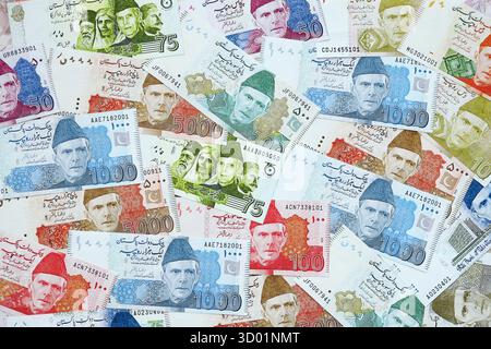 Pakistanische Rupien Banknoten. Die aktuellen pakistanischen Geldrechnungen liegen in großer Höhe auf dem Tisch. Das Konzept des Geschäfts und der Investitionen in Pakistan Stockfoto