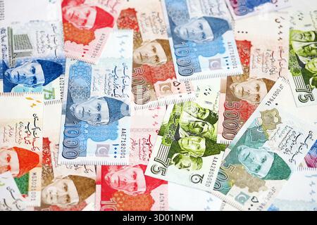Pakistanische Rupien Banknoten. Die aktuellen pakistanischen Geldrechnungen liegen in großer Höhe auf dem Tisch. Das Konzept des Geschäfts und der Investitionen in Pakistan Stockfoto