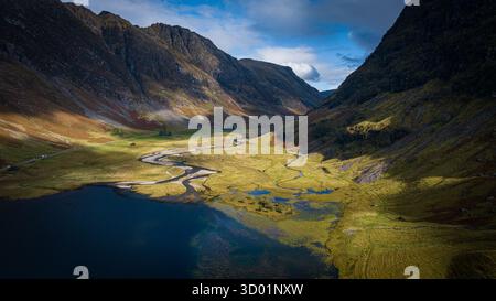 Sommerliche Luftaufnahme von Glen Coe mit Loch Achtriochtan im Vordergrund, Lochaber, Schottland Stockfoto
