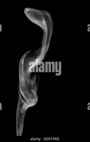 Nahaufnahme von Weißwasserdampf mit Sprühnebel aus dem Luftbefeuchter. Isoliert auf schwarzem Hintergrund. Dampfrauch auf schwarzem Hintergrund. Weißer Fantasy-Rauch. Stockfoto