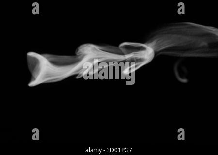 Nahaufnahme von Weißwasserdampf mit Sprühnebel aus dem Luftbefeuchter. Isoliert auf schwarzem Hintergrund. Dampfrauch auf schwarzem Hintergrund. Weißer Fantasy-Rauch. Stockfoto