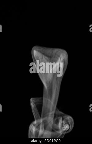 Nahaufnahme von Weißwasserdampf mit Sprühnebel aus dem Luftbefeuchter. Isoliert auf schwarzem Hintergrund. Dampfrauch auf schwarzem Hintergrund. Weißer Fantasy-Rauch. Stockfoto