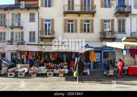 Kleiderstände auf dem Wochenmarkt in der Altstadt von Bra (Cuneo), Piemont, Italien Stockfoto