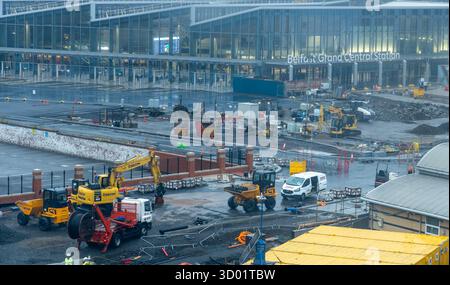 Laufende Bau- und Bauarbeiten vor der Belfast Grand Central Station an einem nassen und bewölkten Tag Stockfoto