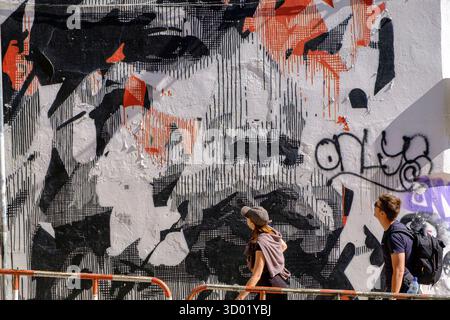 Portugal, Algarve, Lagos, Straßenkunst, Touristen vor einem Graffiti Stockfoto