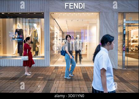 Hongkong, China. Oktober 2025. Shopper laufen vorbei an der italienischen Luxusmarke Fendi. (Foto: Sebastian ng/SOPA Images/SIPA USA) Credit: SIPA USA/Alamy Live News Stockfoto