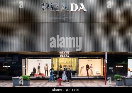 Hongkong, China. Oktober 2025. Shopper laufen vorbei am italienischen Luxusmodeunternehmen Prada. (Foto: Sebastian ng/SOPA Images/SIPA USA) Credit: SIPA USA/Alamy Live News Stockfoto