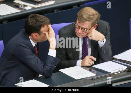 Berlin, Deutschland, 15.10.2025: Deutscher Bundestag: 33. Bundestagssitzung: Nils Schmid SPD und Bundesminister des Auswärtigen Johann Wadephul CDU *** Berlin, 15 10 2025 Deutscher Bundestag 33 Bundestagssitzung Nils Schmid SPD und Bundesminister des Auswärtigen Johann Wadephul CDU Copyright: XdtsxNachrichtenagenturx dts 88242 Stockfoto
