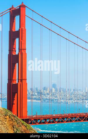 USA, Kalifornien, San Francisco, Blick auf die Golden Gate Bridge und das Finanzviertel in der Ferne Stockfoto