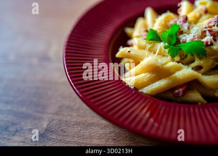 Cremige Carbonara mit Speck und Pasta. Stockfoto