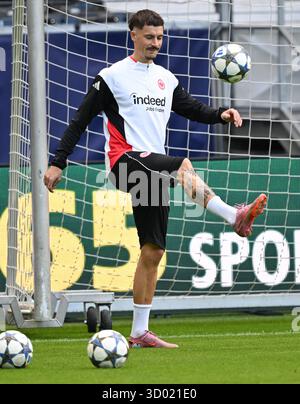 21. Oktober 2025, Hessen, Frankfurt/Main: Fußball: Champions League, vor dem Vorrundenspiel zwischen Eintracht Frankfurt und Liverpool FC. Robin Koch (Eintracht Frankfurt) kommt zum letzten Training. Foto: Arne Dedert/dpa Stockfoto