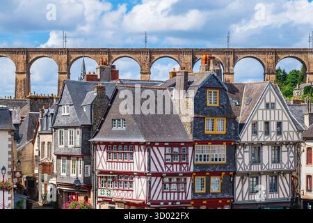 Frankreich, Finistere, Morlaix, traditionelle Fachwerkhäuser am Allende-Platz und das Viadukt im Hintergrund Stockfoto
