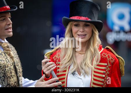 London, Großbritannien. Oktober 2025. Amanda Holden, in einem Ring-Master-Outfit mit einigen der Besetzung von „Come Alive, the Greatest Showman Circus Spectacular“ außerhalb von Global Radio im Leicester Square London UK Credit: Ian Davidson/Alamy Live News Stockfoto