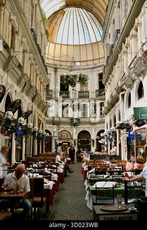 Türkei, Istanbul, Beyoglu Viertel, Istiklal Avenue, Cicek Pasaji (Blumenpassage), Restaurant Stockfoto