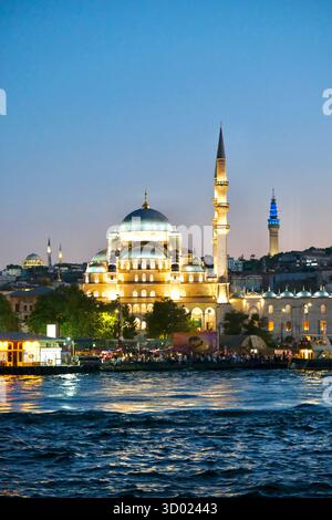 Türkei, Istanbul, Bezirk Fatih, Eminönü, neue Moschee (Yeni Cami) bei Nacht von einer Fähre auf dem Bosporus Stockfoto