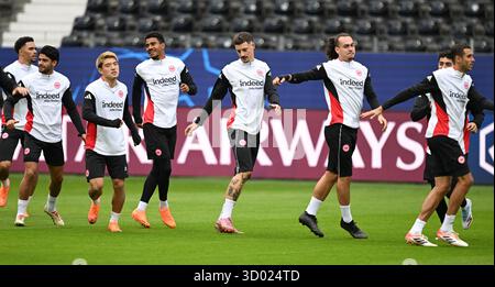 21. Oktober 2025, Hessen, Frankfurt/Main: Fußball: Champions League, vor dem Vorrundenspiel zwischen Eintracht Frankfurt und Liverpool FC. Die Frankfurter Spieler führen während des letzten Trainings Koordinationsübungen durch. Foto: Arne Dedert/dpa Stockfoto