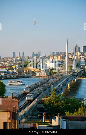 Türkei, Istanbul, Fatih-Viertel, Eminönü, die U-Bahn-Brücke Halic über das Goldene Horn Stockfoto