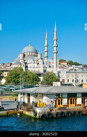 Türkei, Istanbul, Bezirk Fatih, Eminönü, die neue Moschee (Yeni Cami) von einer Fähre auf dem Bosporus Stockfoto