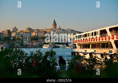 Türkei, Istanbul, Viertel Fatih, Eminönü, Fähre und Galata Tower im Bezirk Beyoglu Stockfoto