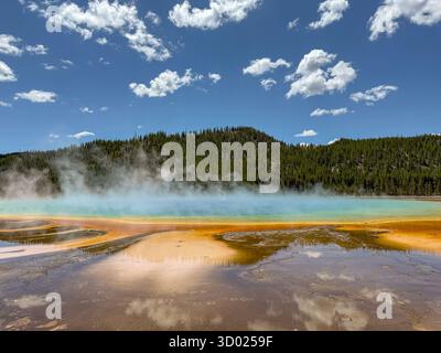 Malerischer Blick auf die Grand Prismatic Spring im Yellowstone National Park Stockfoto