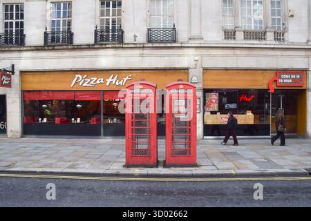 London, Großbritannien. Oktober 2025. Allgemeine Ansicht eines Pizza Hut Restaurants in The Strand, da die Betreibergesellschaft DC London Pie die Schließung von 68 Restaurants in Großbritannien bekannt gibt. Quelle: Vuk Valcic/Alamy Live News Stockfoto
