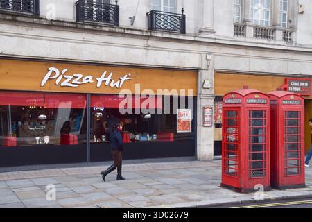 London, Großbritannien. Oktober 2025. Allgemeine Ansicht eines Pizza Hut Restaurants in The Strand, da die Betreibergesellschaft DC London Pie die Schließung von 68 Restaurants in Großbritannien bekannt gibt. Quelle: Vuk Valcic/Alamy Live News Stockfoto