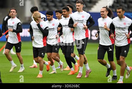 21. Oktober 2025, Hessen, Frankfurt/Main: Fußball: Champions League, vor dem Vorrundenspiel zwischen Eintracht Frankfurt und Liverpool FC. Die Frankfurter Spieler laufen während des letzten Trainings. Foto: Arne Dedert/dpa Stockfoto