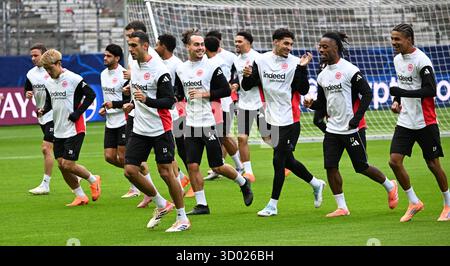 21. Oktober 2025, Hessen, Frankfurt/Main: Fußball: Champions League, vor dem Vorrundenspiel zwischen Eintracht Frankfurt und Liverpool FC. Die Frankfurter Spieler laufen während des letzten Trainings. Foto: Arne Dedert/dpa Stockfoto