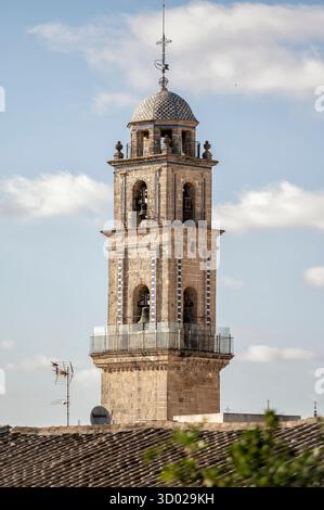Jerez de la Frontera, Cadiz, Spanien; 06-11-2025: Glockenturm der Kirche San Miguel in Jerez de la Frontera, Cadiz, Spanien, unter einem hellblauen Himmel auf einem Su Stockfoto