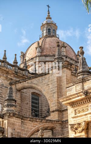 Jerez de la Frontera, Cadiz, Spanien; 06-11-2025: Kuppel und Statuen der Kathedrale von Jerez in Cadiz, Spanien, beleuchtet durch Sonnenlicht gegen ein klares Blau Stockfoto