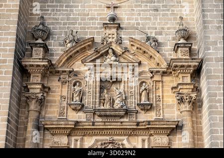 Jerez de la Frontera, Cadiz, Spanien; 06-11-2025: Detaillierte Steinreliefs mit biblischen Szenen an der Fassade der Kathedrale von Jerez in Cadiz, Spanien Stockfoto