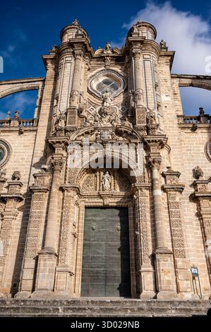 Jerez de la Frontera, Cadiz, Spanien; 06-11-2025: Barocker Haupteingang der Kathedrale von Jerez in Cadiz, Spanien, mit kunstvollen Steinschnitzereien und Skulpturen Stockfoto
