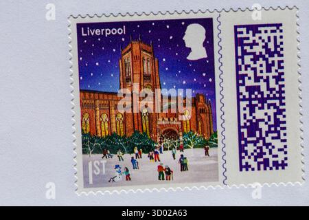 1. Klasse Weihnachtsstempel auf Umschlag - Stempel mit Barcode, Stempel Barcode UK Stockfoto