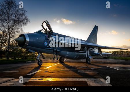 English Electric Lightning F.6 XR724, erhalten und gepflegt von der Lightning Association, ausgestellt im ehemaligen RAF Binbrook, Lincolnshire, Großbritannien Stockfoto