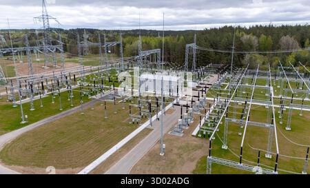 Luftaufnahme einer elektrischen Unterstation mit Stromleitungen und Transformatoren Stockfoto