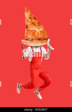 Springender Klempner mit leckerer Pizzascheibe statt Kopf auf rotem Hintergrund Stockfoto