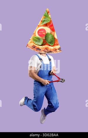 Springender Baumeister mit leckerer Pizzascheibe statt Kopf auf Fliederhintergrund Stockfoto