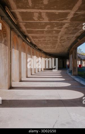 Lyon, Frankreich: 6. Oktober 2025 - Detail der historischen Arkade rund um das Matmut-Stadion de Gerland in Lyon. Stockfoto