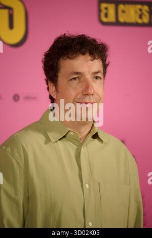 Madrid, Spanien. Oktober 2025. Der spanische Regisseur Javier Polo und die Schauspieler Arturo Valls, Andrea Duro, Vito Sanz, Javier Coronas und Marta Belenguer nehmen am 21. Oktober 2025 am Fotoaufruf des Films „Pequenos calvarios“ im Cines Renoir Princesa in Madrid teil. Die Hauptrolle und der Regisseur werden vor der Veröffentlichung des Films zusammengetragen. (Foto: Hazhard Espinoza Vallejos/NurPhoto) Credit: NurPhoto SRL/Alamy Live News Stockfoto