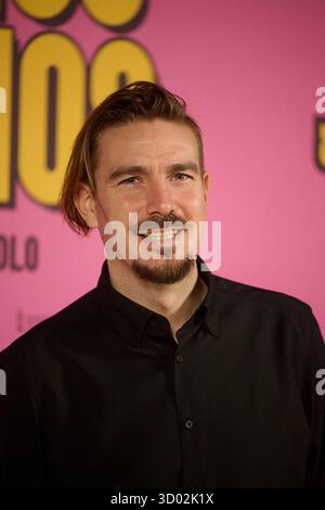 Madrid, Spanien. Oktober 2025. Der spanische Regisseur Javier Polo und die Schauspieler Arturo Valls, Andrea Duro, Vito Sanz, Javier Coronas und Marta Belenguer nehmen am 21. Oktober 2025 am Fotoaufruf des Films „Pequenos calvarios“ im Cines Renoir Princesa in Madrid teil. Die Hauptrolle und der Regisseur werden vor der Veröffentlichung des Films zusammengetragen. (Foto: Hazhard Espinoza Vallejos/NurPhoto) Credit: NurPhoto SRL/Alamy Live News Stockfoto