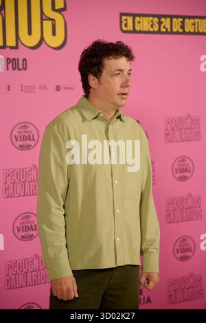 Madrid, Spanien. Oktober 2025. Der spanische Regisseur Javier Polo und die Schauspieler Arturo Valls, Andrea Duro, Vito Sanz, Javier Coronas und Marta Belenguer nehmen am 21. Oktober 2025 am Fotoaufruf des Films „Pequenos calvarios“ im Cines Renoir Princesa in Madrid teil. Die Hauptrolle und der Regisseur werden vor der Veröffentlichung des Films zusammengetragen. (Foto: Hazhard Espinoza Vallejos/NurPhoto) Credit: NurPhoto SRL/Alamy Live News Stockfoto