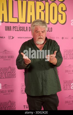 Madrid, Spanien. Oktober 2025. Der spanische Regisseur Javier Polo und die Schauspieler Arturo Valls, Andrea Duro, Vito Sanz, Javier Coronas und Marta Belenguer nehmen am 21. Oktober 2025 am Fotoaufruf des Films „Pequenos calvarios“ im Cines Renoir Princesa in Madrid teil. Die Hauptrolle und der Regisseur werden vor der Veröffentlichung des Films zusammengetragen. (Foto: Hazhard Espinoza Vallejos/NurPhoto) Credit: NurPhoto SRL/Alamy Live News Stockfoto