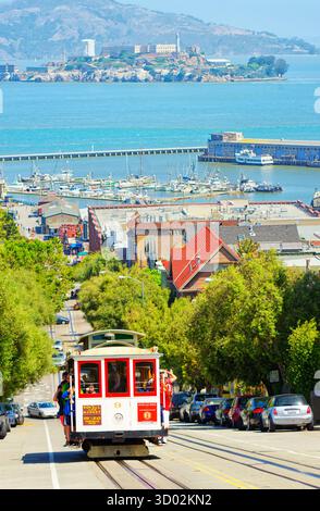 Powell-Hyde-Auto mit Alcatraz im Hintergrund, San Francisco, Kalifornien, USA Stockfoto