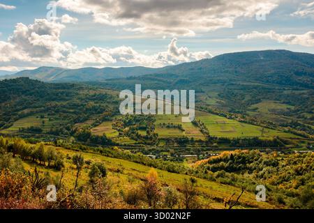 Herbstlandschaft in den Bergen. Wunderschöner Blick auf die Landschaft in europa. Farbenfrohe karpaten der ukraine im Hintergrund. Bewölkter Himmel. Malerisch Stockfoto
