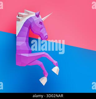 Geometrischer rosafarbener blauer Einhorn-Skulptur doppelter Hintergrund. Die auffällige und moderne geometrische Einhornskulptur in rosa weiß steht auf der Rückseite in rosa Violett Stockfoto