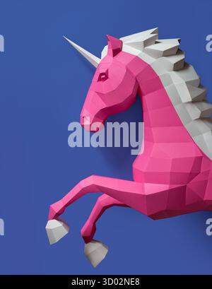 Geometrischer rosafarbener blauer Einhorn-Skulptur doppelter Hintergrund. Die auffällige und moderne geometrische Einhornskulptur in rosa weiß steht auf der Rückseite in rosa Violett Stockfoto