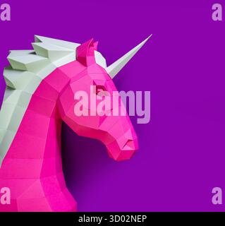 Geometrischer Rosafarbener Einhorn-Skulptur Doppelter Hintergrund. Auffällige und moderne geometrische Einhornskulptur in rosa weiß steht vor gespaltenem rosa violetten Hintergrund Stockfoto
