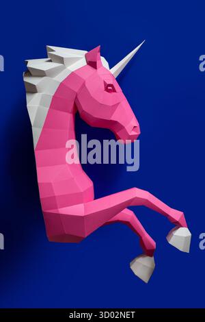 Geometrischer rosafarbener blauer Einhorn-Skulptur doppelter Hintergrund. Die auffällige und moderne geometrische Einhornskulptur in rosa weiß steht auf der Rückseite in rosa Violett Stockfoto