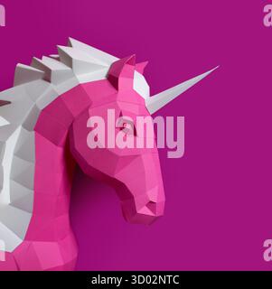 Geometrischer Rosafarbener Einhorn-Skulptur Doppelter Hintergrund. Auffällige und moderne geometrische Einhornskulptur in rosa weiß steht vor gespaltenem rosa violetten Hintergrund Stockfoto