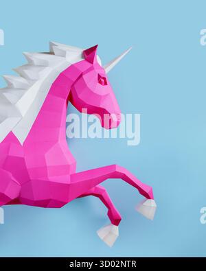 Geometrischer rosafarbener blauer Einhorn-Skulptur doppelter Hintergrund. Die auffällige und moderne geometrische Einhornskulptur in rosa weiß steht auf der Rückseite in rosa Violett Stockfoto